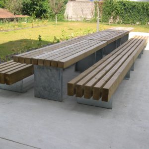 Table Mixte bois métal et Banquettes à lames verticales