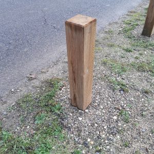 Borne en pin carrée