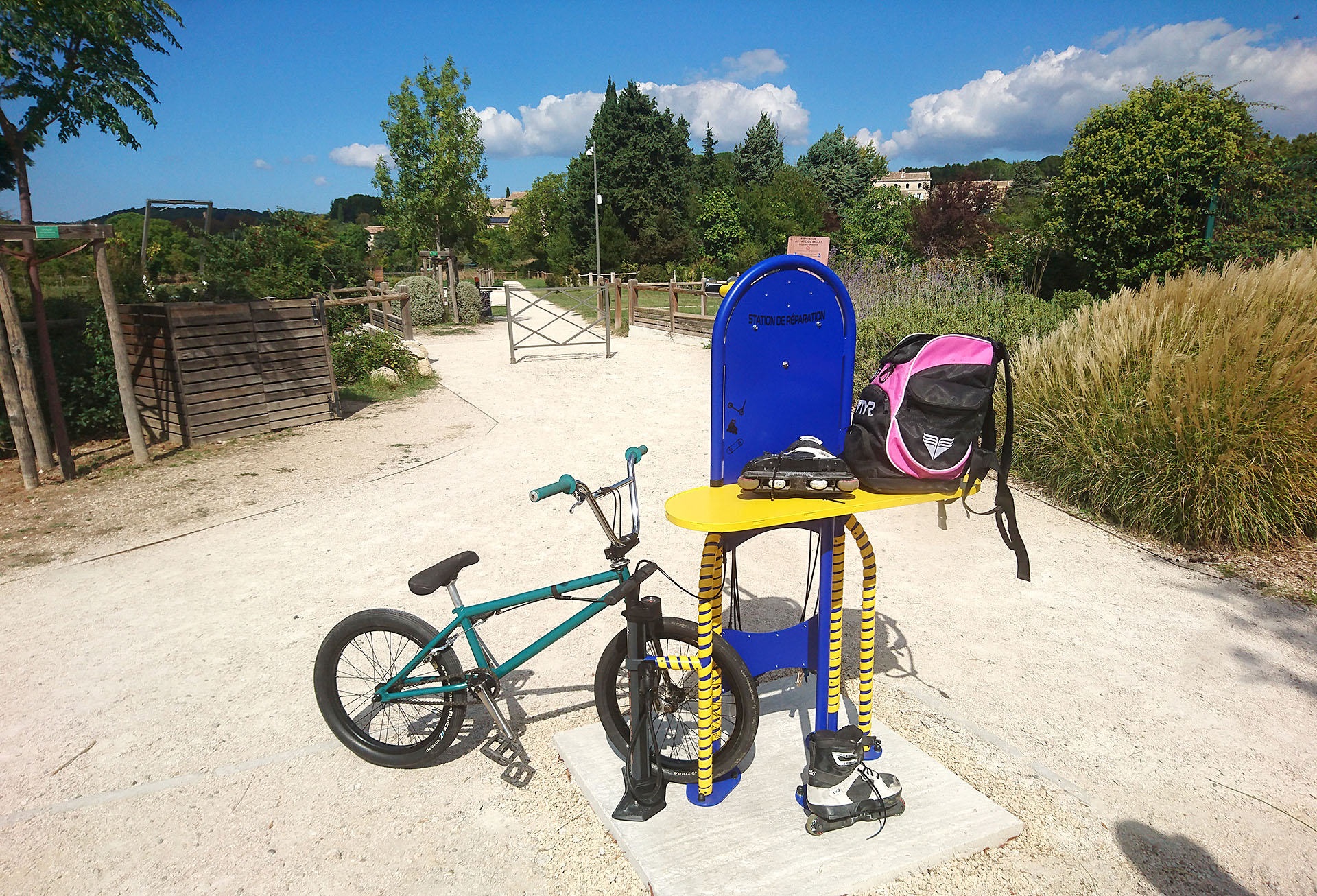 Station gonflage et reparation velos skate roller trottinette